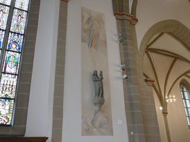 Malerischer Spiegel an der gotischen Madonna in St. Crescentius (Foto: Karl-Franz Thiede)